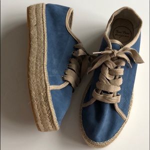 NWOT/ women’s blue stylish wedge sneaker